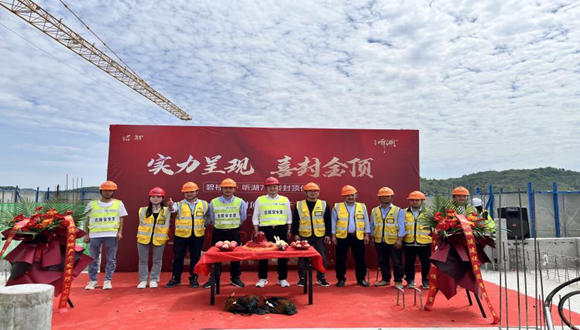 【城建新聞】浙江城建二公司延安碧桂園·聽(tīng)湖項(xiàng)目7#樓喜迎封頂！